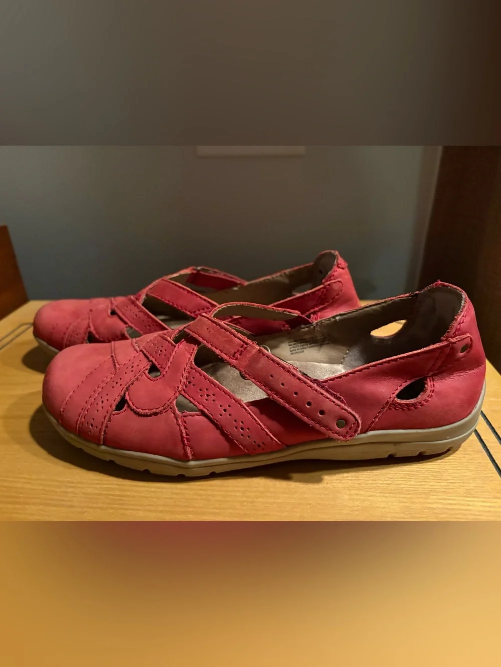 Earth Origins Red Leather Closed-Toe Flats